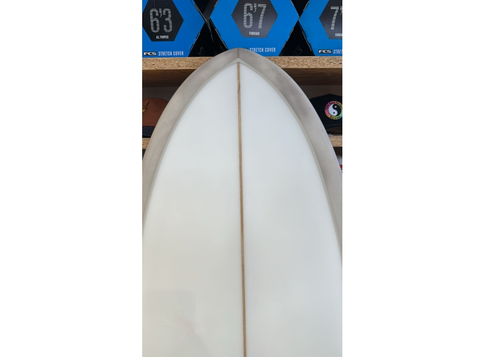 CREATIVE ARMY 6'10" HUEVO PU FCSII 2+1 SAND STONE (GRADO B)