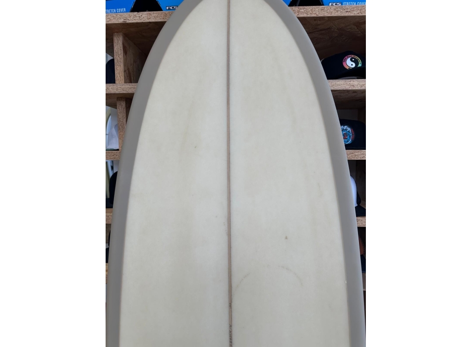 CRITICAL SLIDE 7'0" HERMIT PU MID LENGHT FCSII 2+ 1 FIN STRAW